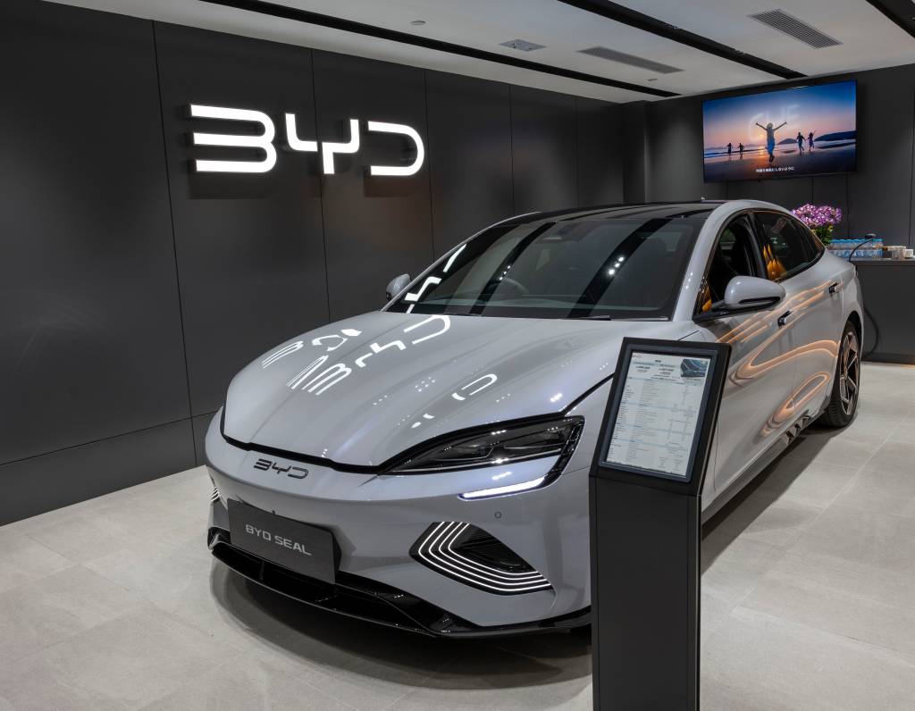 BYD ultrapassa Tesla em vendas de carros elétricos na Europa pela primeira vez