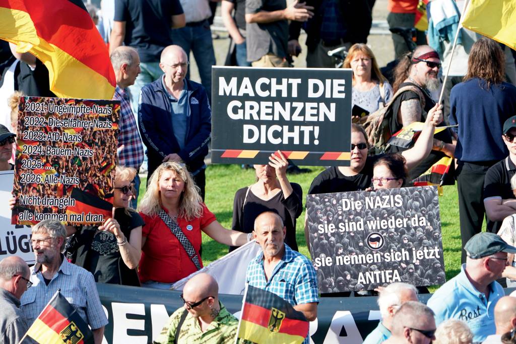 After knife attack in Mannheim – AfD demonstration “FECHEM AS FRONTEIRAS” - Comício da AfD alemã: cartaz contra imigração