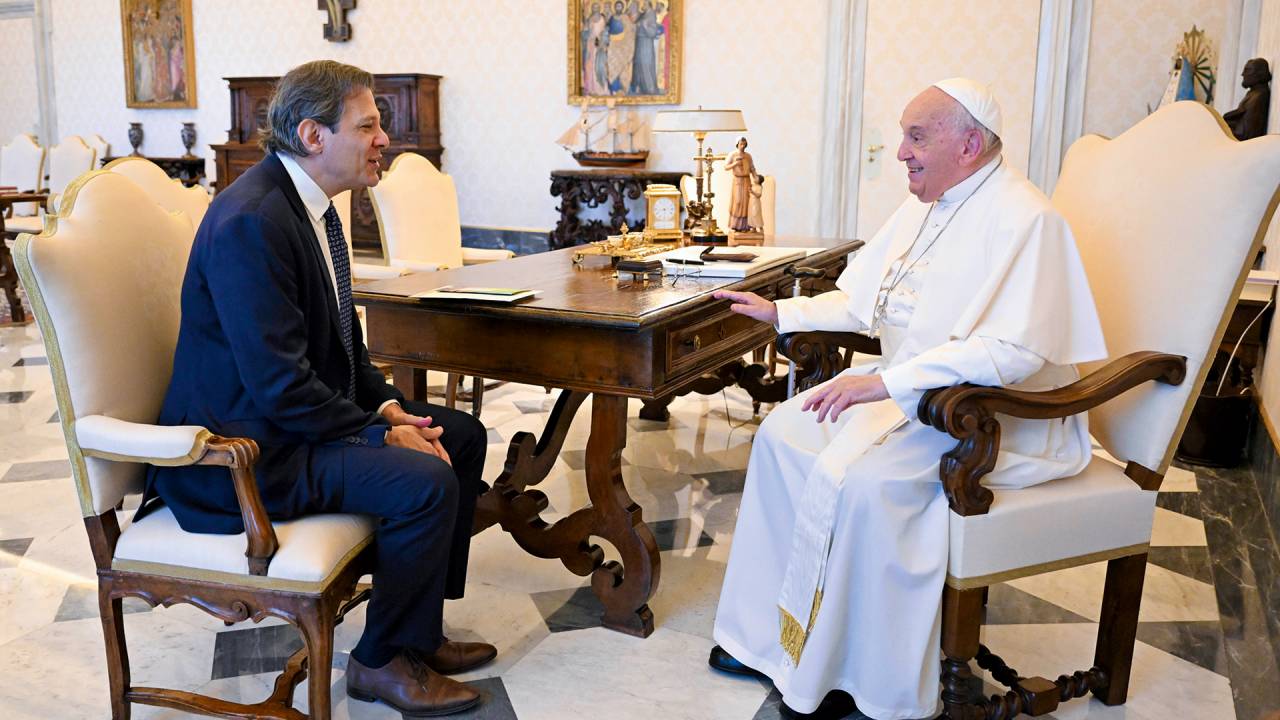 BEM NA FOTO - Haddad: bom trânsito no Brasil, agenda internacional e audiência com o papa Francisco no Vaticano