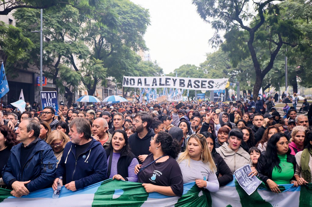 OS DESCONTENTES - Protesto em Buenos Aires: uma fatia da população está sentindo o arrocho no bolso