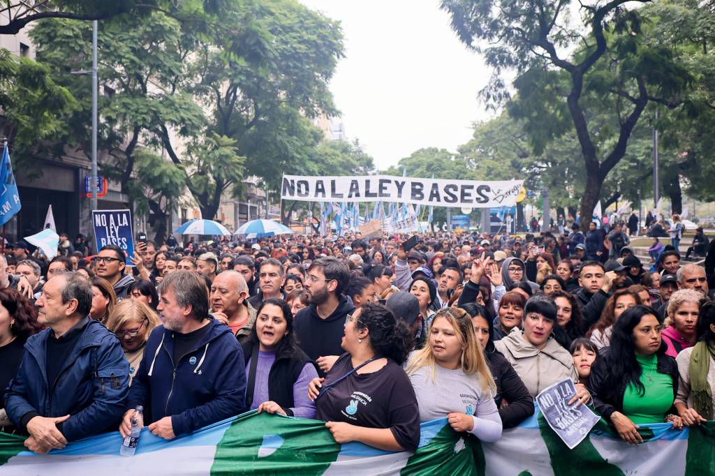 Massive teachers protest held in Buenos Aires OS DESCONTENTES - Protesto em Buenos Aires: uma fatia da população está sentindo o arrocho no bolso
