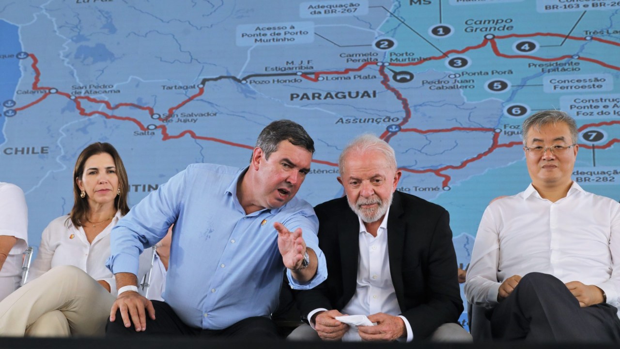O governador Eduardo Riedel explica mapa e funcionamento da Rota Bioceânica ao presidente Lula, durante evento em Mato Grosso do Sul no último dia 12 de abril