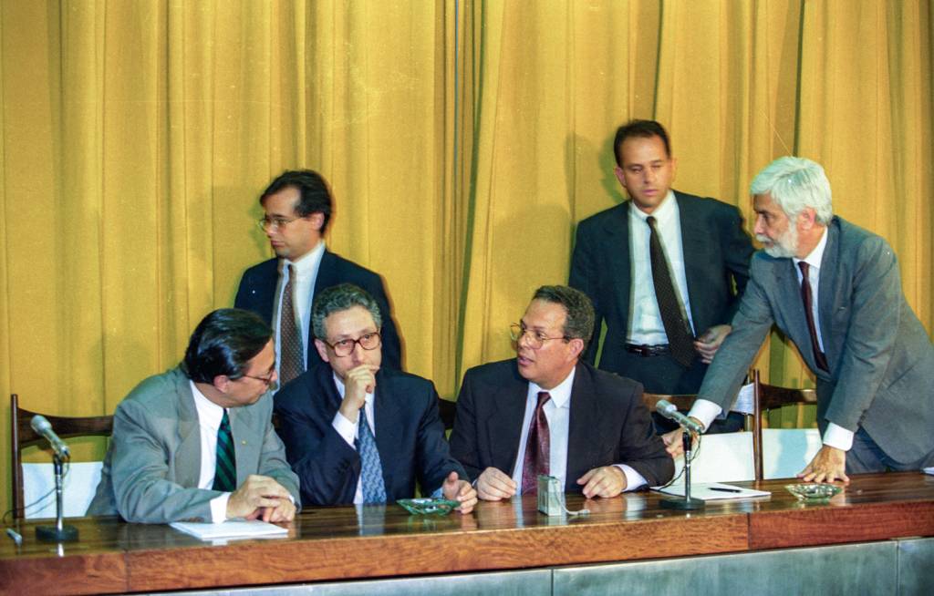 SPC389014.JPG IDEIA REVOLUCIONÁRIA - Equipe que formulou o Real: plano vitorioso após uma sequência de tentativas fracassadas