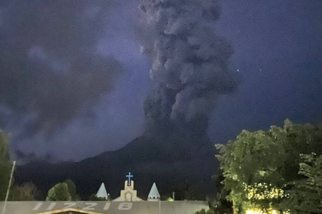 Vulcão nas Filipinas entra em erupção e provoca 43 terremotos