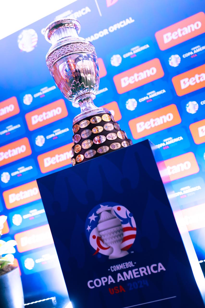 Casa de apostas leva taça da Copa América a shoppings de Rio e São Paulo
