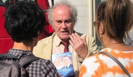Hervé Breuil, candidato do partido de extrema direita francês, Reunião Nacional (RN), entregando panfletos durante campanha eleitoral na cidade de Saint Étienne, França. 19/06/2024
