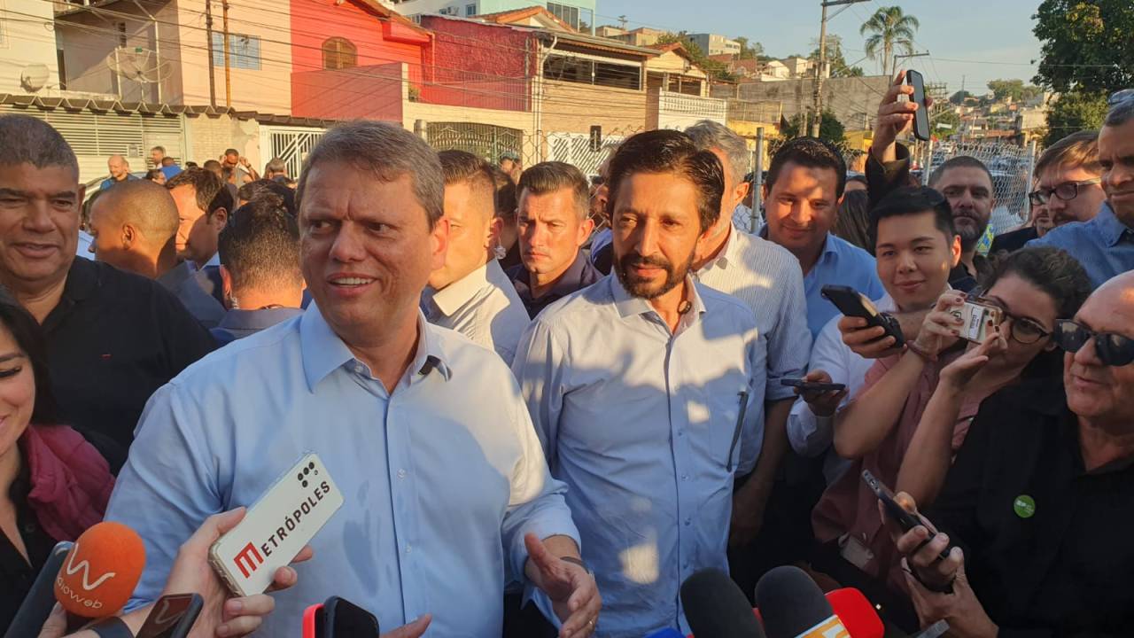 O governador de São Paulo, Tarcísio de Freitas, e o prefeito de São Paulo, Ricardo Nunes, concedem entrevista nesta sexta-feira