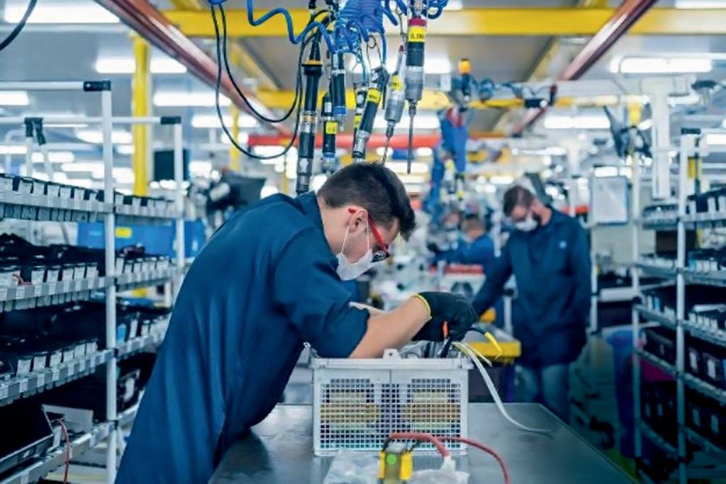 Divulgação MÃO NA MASSA - Fábrica de motores: investimentos privados crescem quando há juros baixos
