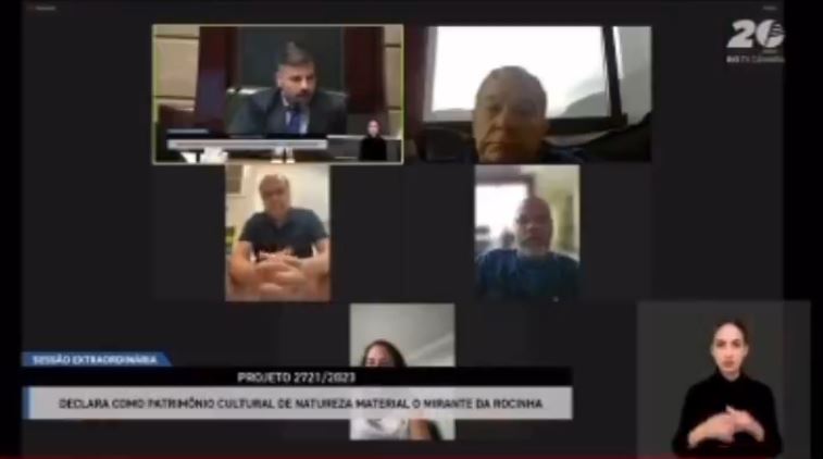 Cesar Maia se filma usando a privada durante sessão da Câmara do Rio