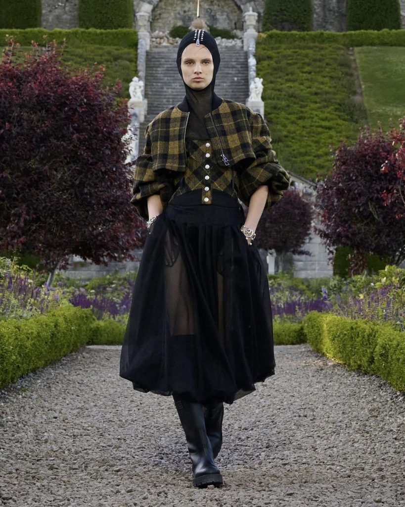 desfile DIOR: combinações de tecidos nobres e botas pesadas deram o tom do desfile