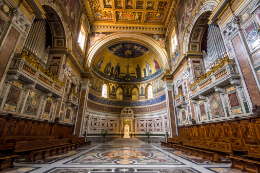 Interior da Basílica de São João de Latrão, em Roma.