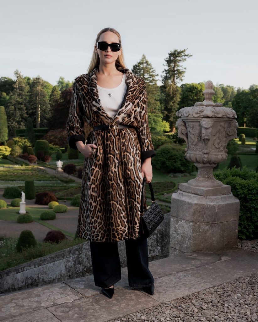 jen law JENNIFER LAWRENCE: fã da Dior, ela apareceu no desfile de animal print, outra tendência de inverno