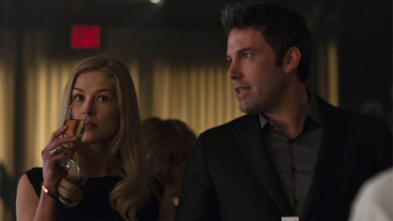 Rosamund Pike e Ben Affleck vivem casal disfuncional no thriller 'Garota Exemplar'