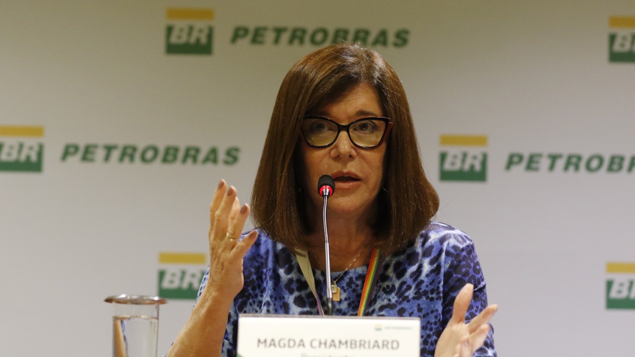A presidente da Petrobras, Magda Chambriard, fala à imprensa sobre sua gestão da companhia, no dia 27 de maio
