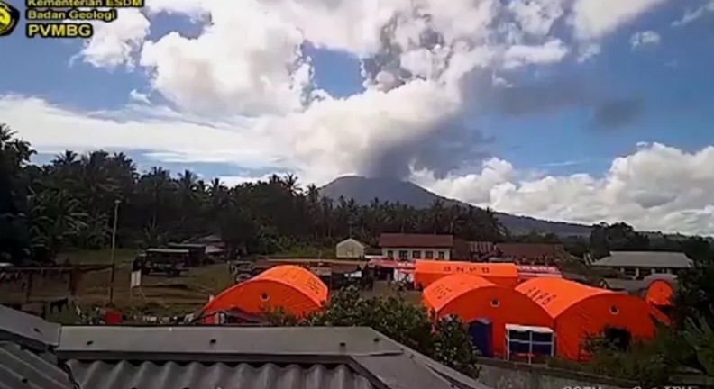 ANEL DE FOGO - Erupção do Monte Ibu provocou colunas de fumaça com 6 quilômetros de altura