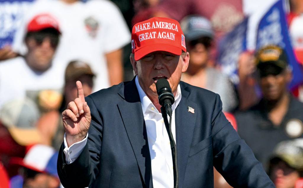 Donald Trump responde pedido de George Clooney pela desistência de Biden