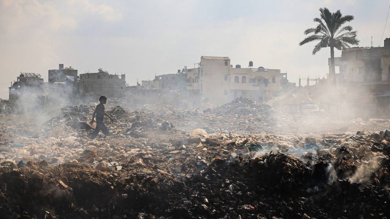 Palestino caminha por destroços após bombardeio israelense atingir sul e centro da Faixa de Gaza. 15/07/2024