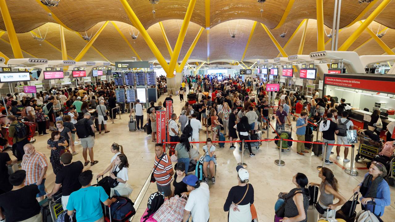Aeroporto de Barajas, em Madri, na Espanha, fica lotado após falha cibernética global paralisar voos - 19/07/2024