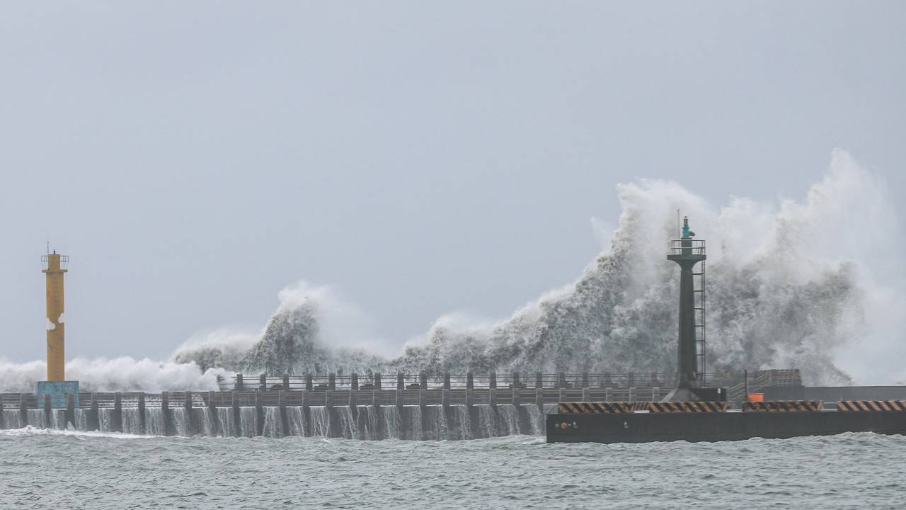 Ondas fortes provocadas pela passagem do tufão Gaemi em Taiwan. 24/07/2024