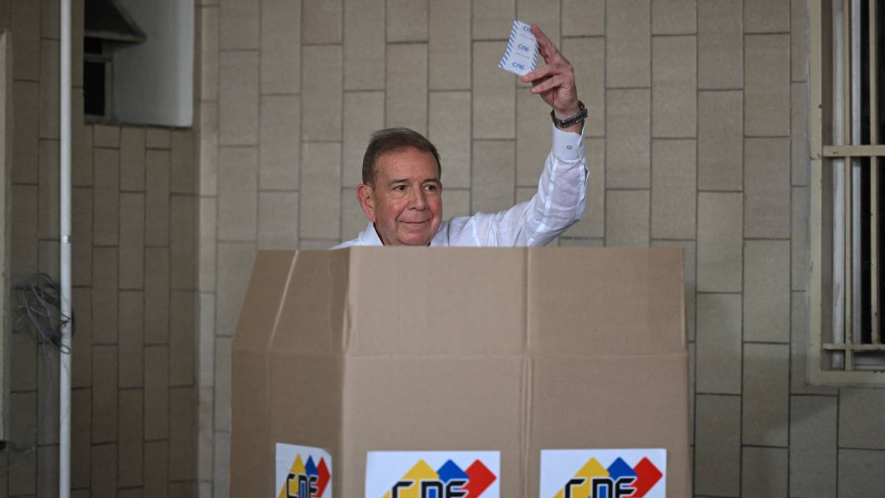 Venezuelan opposition presidential candidate Edmundo Gonzalez Urrutia shows his ballot as he votes at the Santo Tomas de Villanueva school in Caracas during the presidential election on July 28, 2024. Venezuelans vote Sunday between continuity in President Nicolas Maduro or change in rival Edmundo Gonzalez Urrutia amid high tension following the incumbent's threat of a "bloodbath" if he loses. (Photo by RAUL ARBOLEDA / AFP)