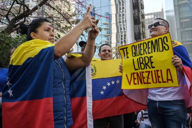 BRAZIL-VENEZUELA-ELECTION-DEMONSTRATION A Venezuelan citizen holds a banner that reads in spanish 'We want you free Venezuela' during a protest in support of the Venezuelan opposition at Paulista Avenue in Sao Paulo, Brazil, on July 28, 2024. Venezuelans vote Sunday between continuity in President Nicolas Maduro or change in rival Edmundo Gonzalez Urrutia amid high tension following the incumbent's threat of a