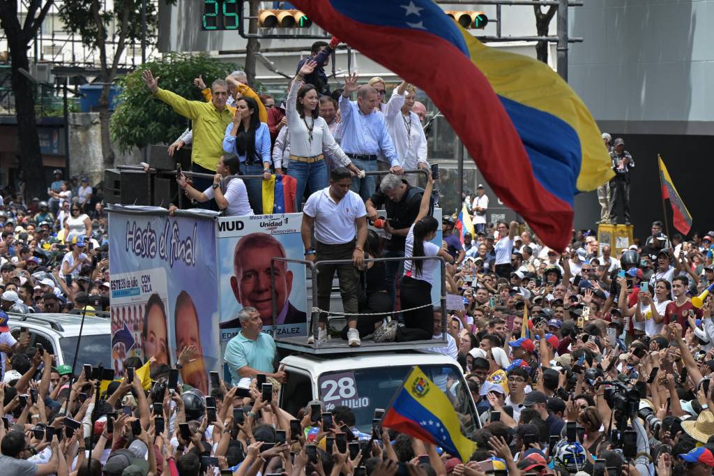 VENEZUELA-ELECTION-VOTE-AFTERMATH-PROTEST María Corina Machado e Edmundo González em trio elétrico durante ato convocado pela oposição, em Caracas, capital da Venezuela. 30/07/2024