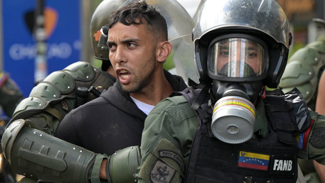 Members of the Bolivarian National Guard (GNB) riot squad arrest opponents of Venezuelan President Nicolas Maduro taking part in a demonstration, at Chacao neighbourhood in Caracas on July 30, 2024. Venezuela braced for new demonstrations after four people died and dozens were injured when the authorities broke up protests against President Nicolas Maduro's claim of victory in the country's hotly disputed weekend election. (Photo by Yuri CORTEZ / AFP)
