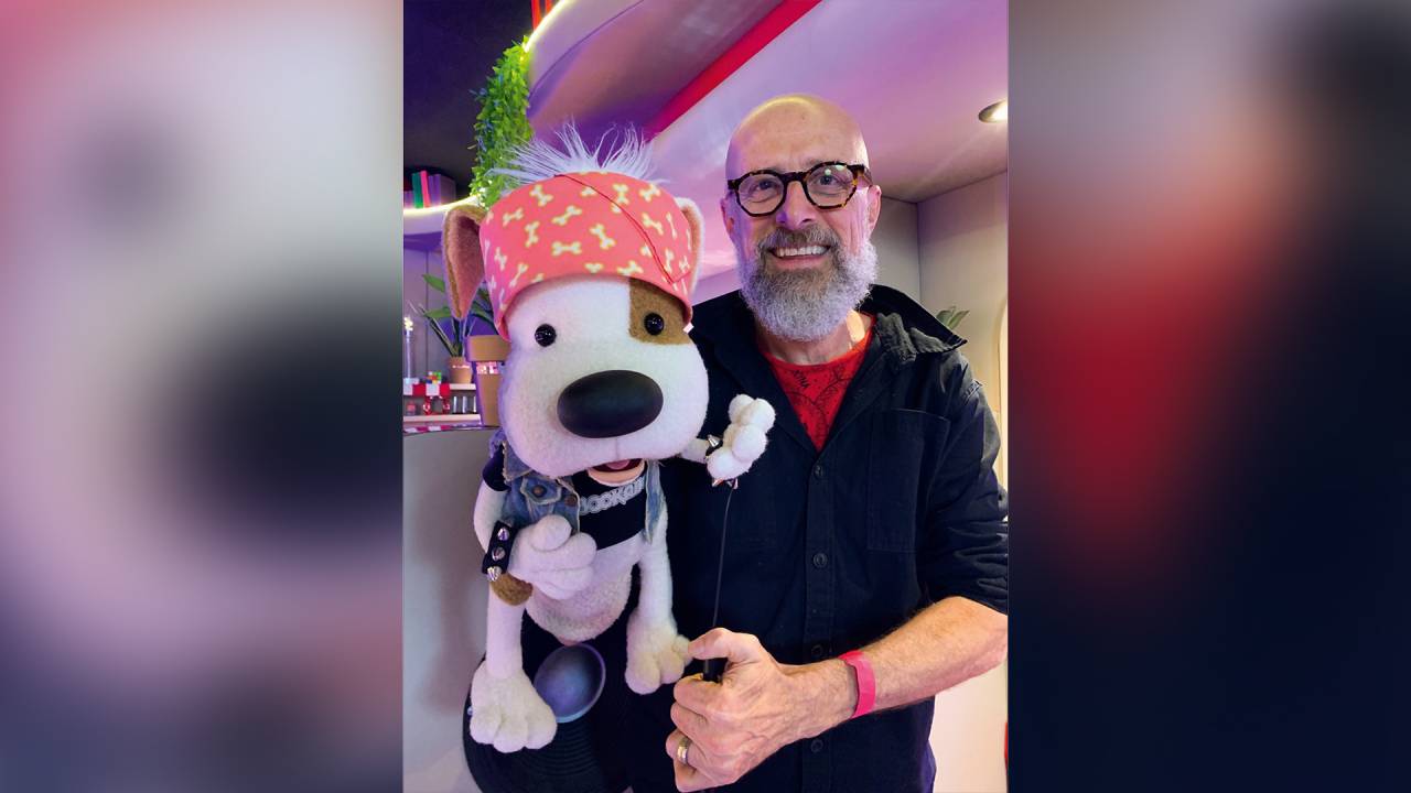 O ANIMADOR - Gomes com o boneco Bookaboo: talento que dá vida a muitos personagens