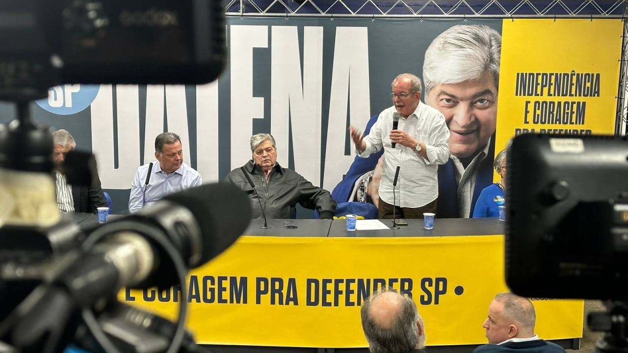 O pré-candidato do PSDB a prefeito de São Paulo, José Luiz Datena (de preto), entre o presidente nacional do partido, Marconi Perillo, e o presidente do diretório municipal da legenda, José Aníbal, durante convenção neste sábado