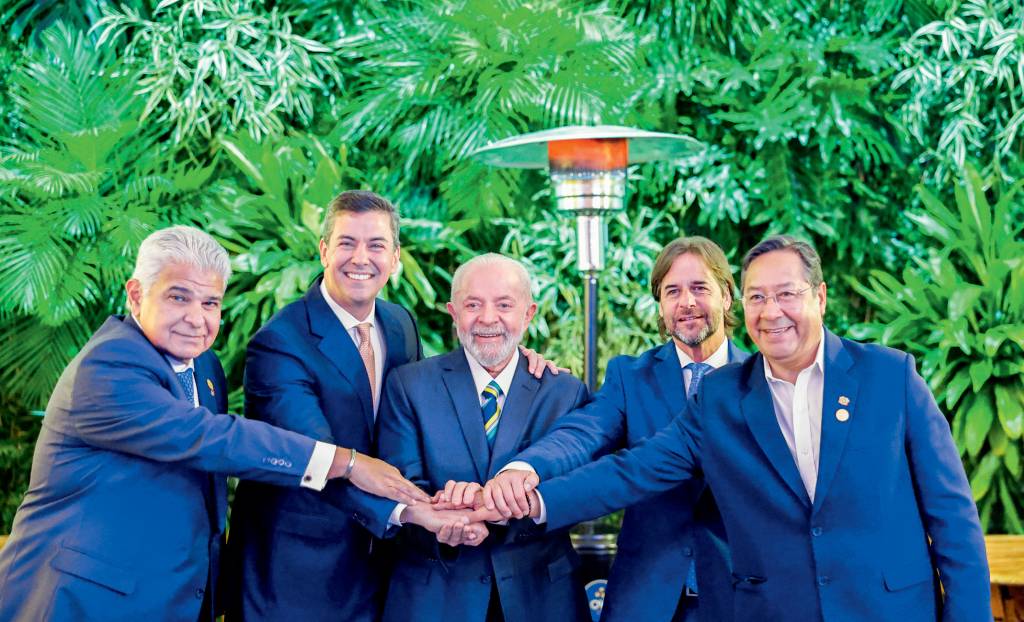 08.07.2024 – Chegada ao Edifício Histórico do Porto de Assunç DESFALQUE - Presidentes em Assunção (Lula no meio): o portenho faltou