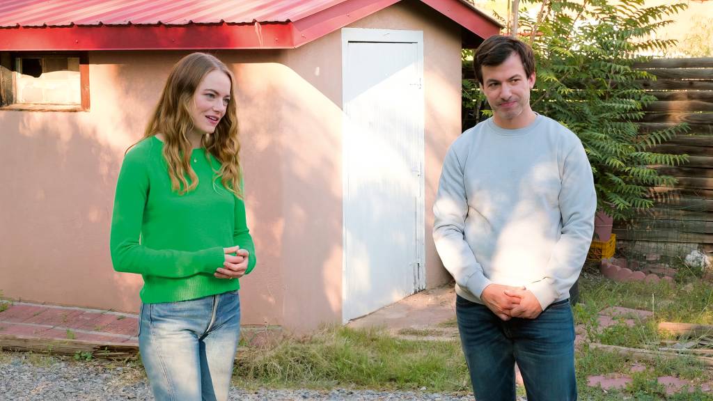 2—MV5BMGJkNjgxNDAtNzkxZS00YjQzLWIyNDctYTlhMjM4MzIyOGYyXkEyXkFqcGdeQXVyMTM2MjMwNDM4._V1_.jpg BIZARRO - Emma Stone e Nathan Fielder em 'The Curse': entender é o de menos