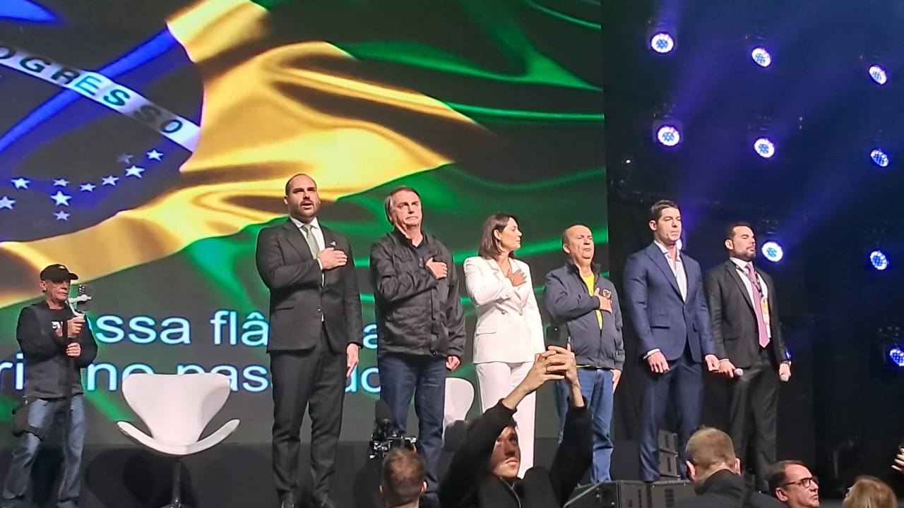 Da esquerda para a direita: o deputado Eduardo Bolsonaro, fundador do fórum conservador CPAC Brasil, o ex-presidente Jair Bolsonaro, a ex-primeira-dama Michelle Bolsonaro, o governador de SC, Jorginho Mello, e diretores do CPAC. 06/07/2024 -