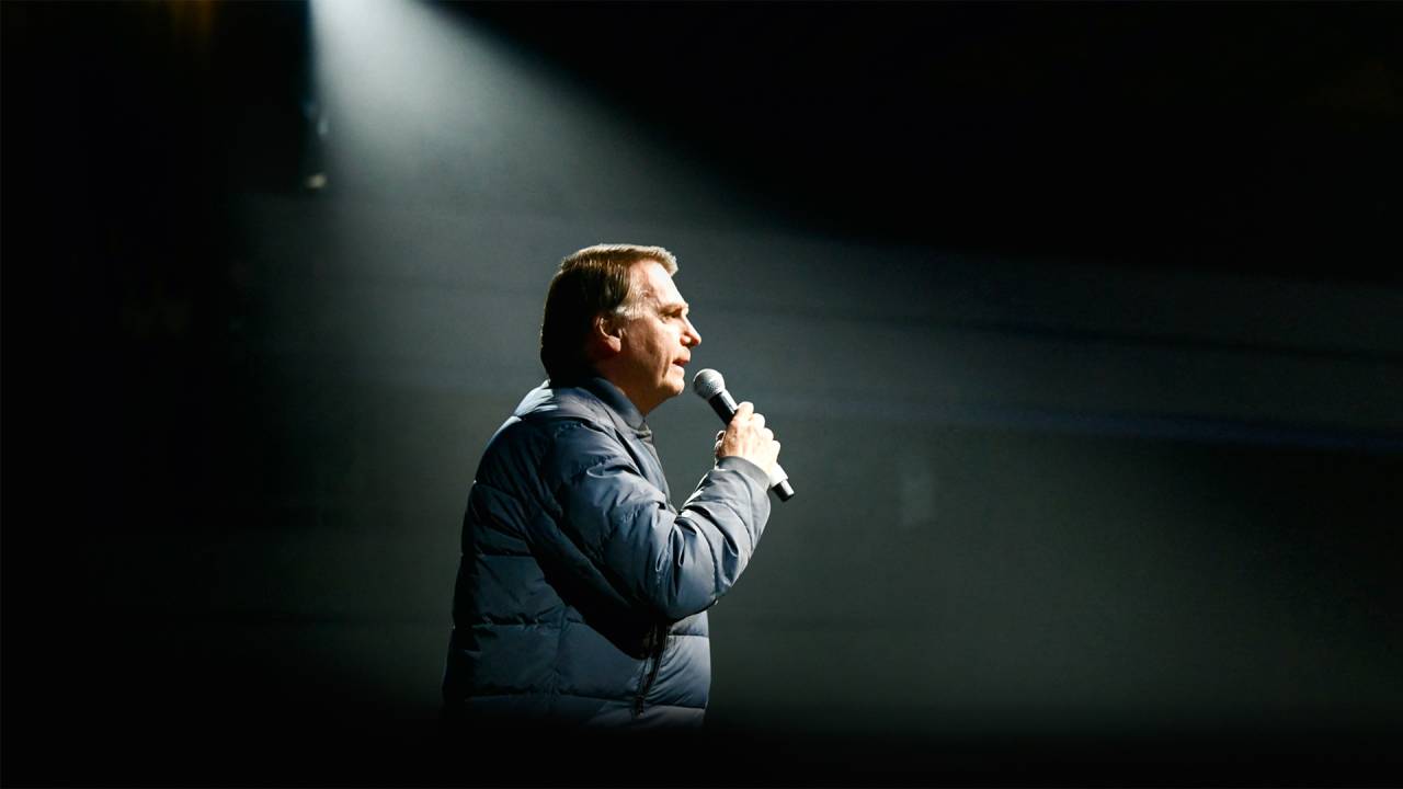 NO FOCO - Ex-presidente fala em encontro conservador em SC: farol da direita e alvo para a oposição