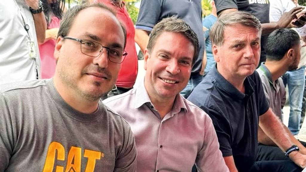 2D-(2)-ALEXANDRE-RAMAGEM-e-CARLOS-BOLSONARO-e-JAIR-BOLSONARO-2023-12-a.jpg TENSÃO - Bolsonaro com o filho Carlos e Ramagem: ação da PF impactou campanha no Rio, que é prioridade nacional do PL