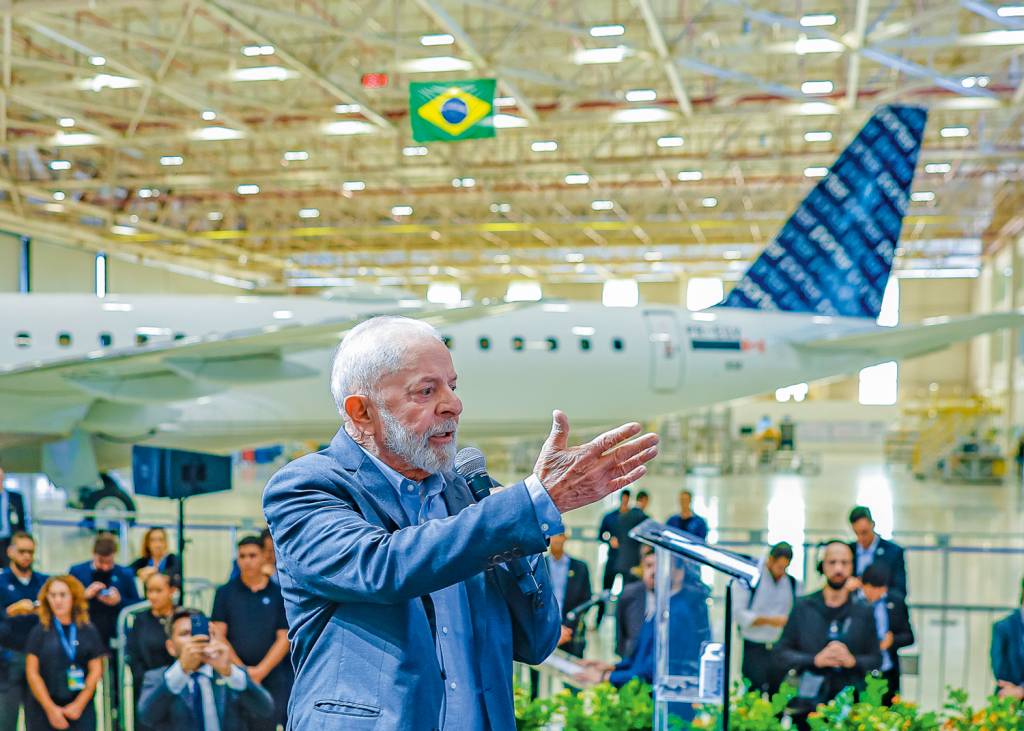 2D-(2)—LULA—EMBRAER-2024-7-a.jpg ADVERSÁRIO - Lula: cobranças por Tarcísio não aparecer mais ao seu lado