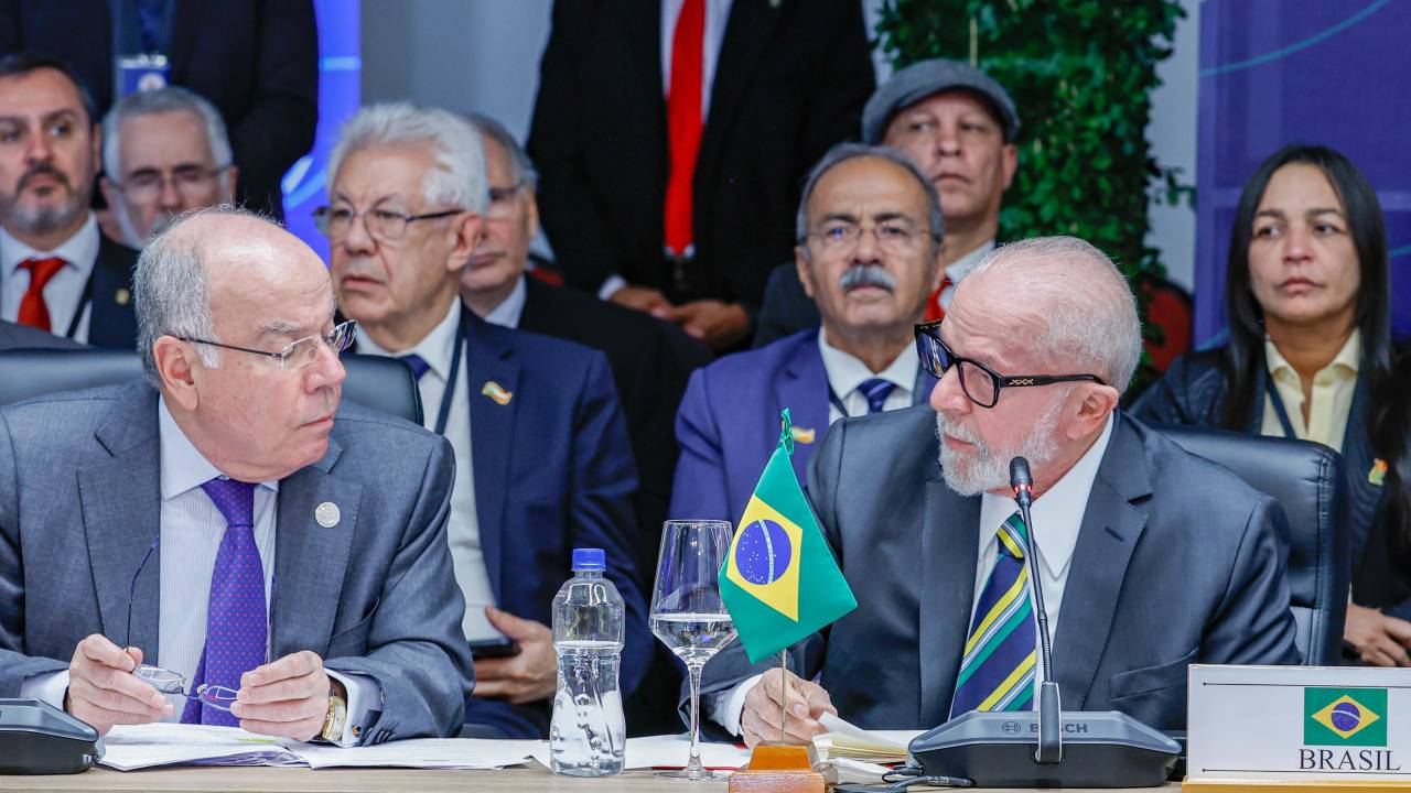 O ministro das Relações Exteriores, Mauro Vieira, e o presidente Luiz Inácio Lula da Silva, durante a Cúpula do Mercosul em Assunção, no Paraguai, nesta segunda-feira