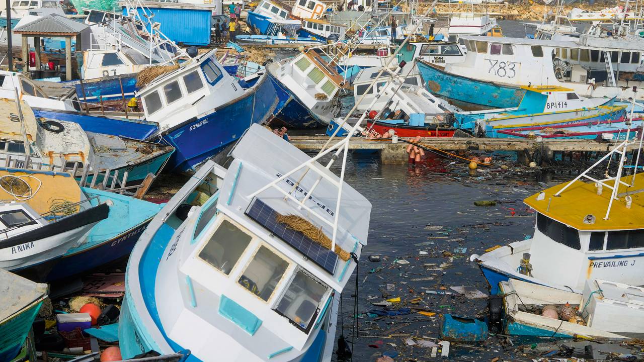 Os ventos de mais de 260 quilômetros por hora danificaram 98% dos edifícios, deixaram sete mortos, arrastaram lanchas e barcos para a praia e quebraram uma preocupante série de precedentes