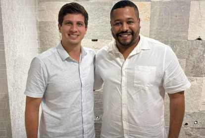 João Campos (à esquerda) e Vinicius Castello, pré-candidato à prefeitura de Olinda pelo PT