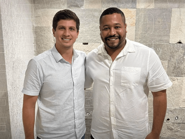 João Campos (à esquerda) e Vinicius Castello, pré-candidato à prefeitura de Olinda pelo PT