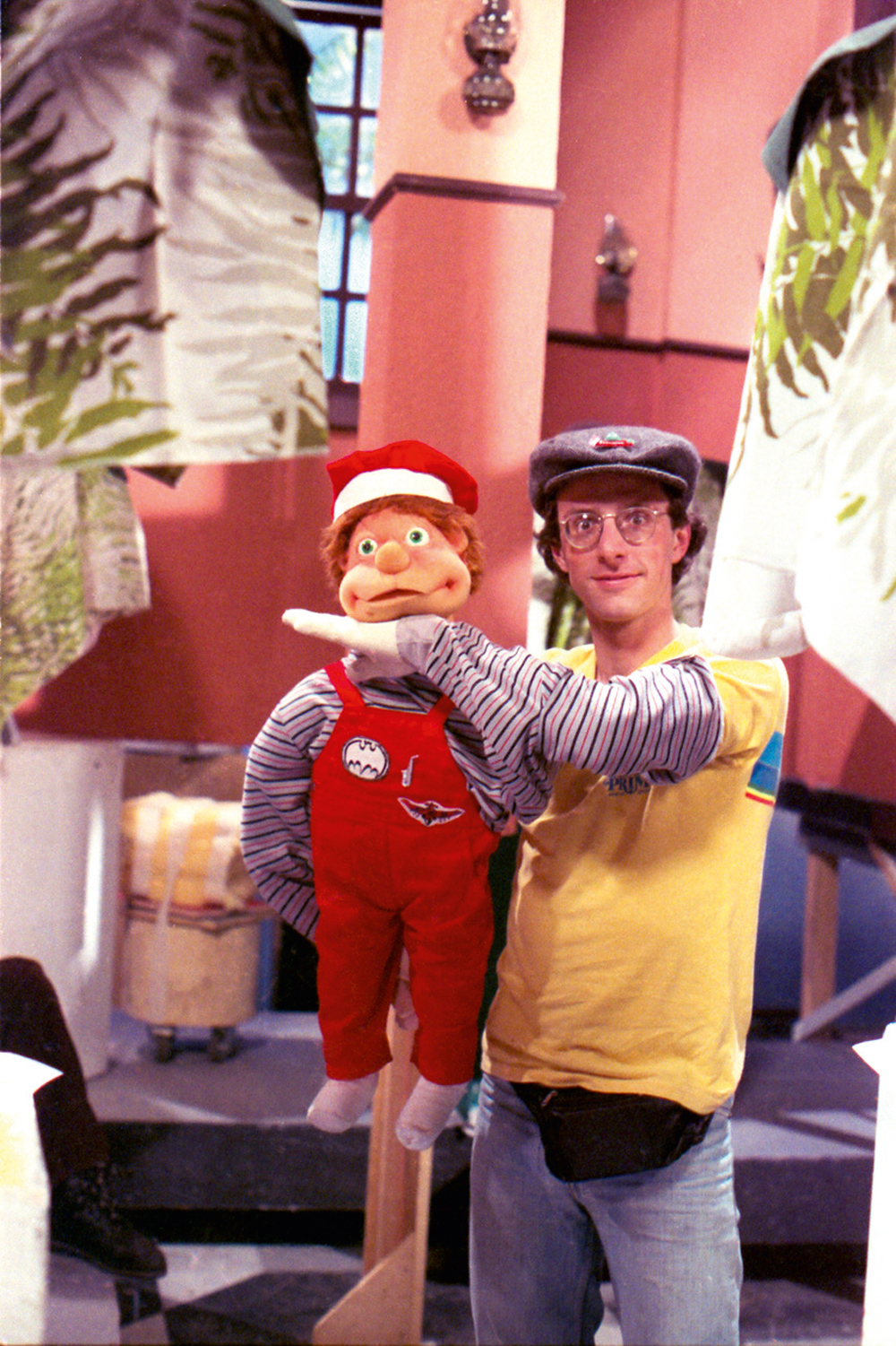 ESPECIAL-DE-NATAL_UM-BANHO-DE-AVENTURA_10_1989_FOTO-JAIR-BERTOLUCCI_CEDOC-FPA–(7).jpeg LÁ ATRÁS - Com o Júlio, em 1989: após mais de dez anos sem episódios novos, o Cocoricó volta à TV em 2024