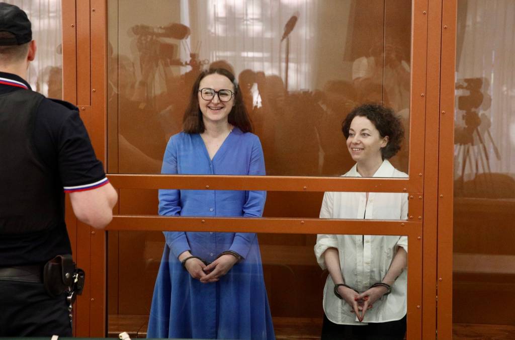 Tribunal russo condena duas artistas à prisão por ‘justificar terrorismo’