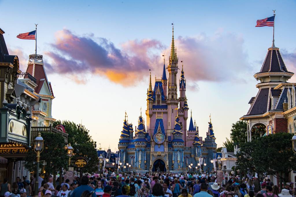 GettyImages-1241143273.jpg ADEUS, MICKEY - Castelo da Disney: nas férias de julho, viajar ao exterior ficou mais caro