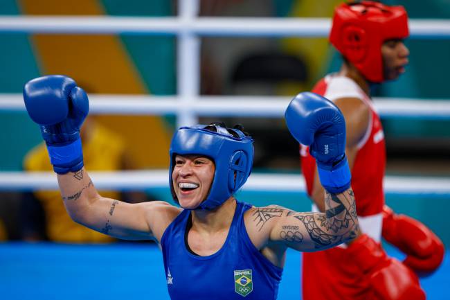 Santiago 2023 Pan Am Games – Day 7 SANTIAGO, CHILE - OCTOBER 27: Beatriz Ferreira of Brazil celebrates winning the gold medal after the fight with Colombian Angie Paola Valdes (red) in women's boxing under 60kg on Day 7 of Santiago 2023 Pan Am Games on October 27, 2023 in Santiago, Chile. (Photo by Rodolfo Buhrer/Eurasia Sport Images/Getty Images)