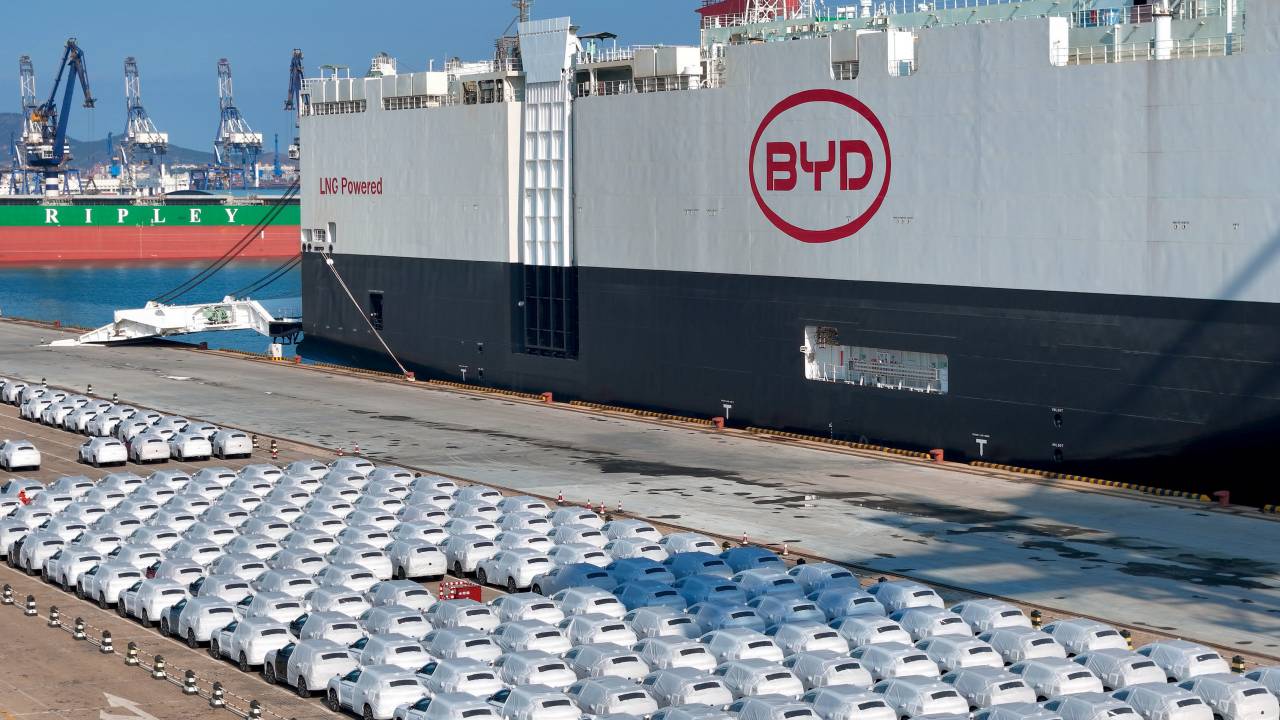 NO PORTO - Navio da BYD carregado de carros elétricos chega ao Brasil: ameaça à indústria nacional