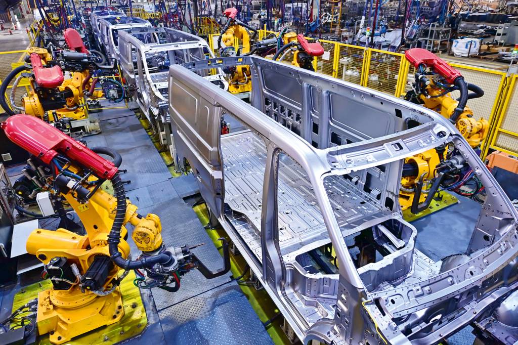GettyImages-2025059216.jpg AUTOMAÇÃO - Linha de produção com robôs: mais integração de equipamentos