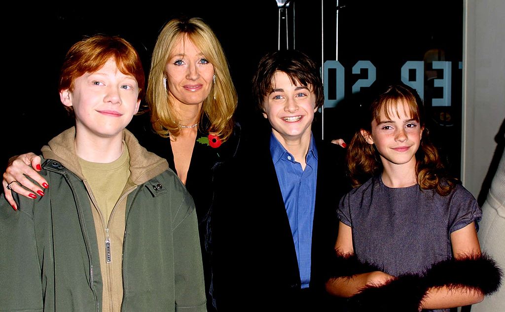 Rupert Grint, JK Rowling, Daniel Radcliffe and Emma Watson at the Harry Potter premiere in London (Da esq. para a dir.) Rupert Grint (Ron Weasley), a autora J.K. Rowling, Daniel Radcliffe (Harry Potter) e Emma Watson (Hermione Granger) na estreia de 'Harry Potter e a Pedra Filosofal', em 2001 -