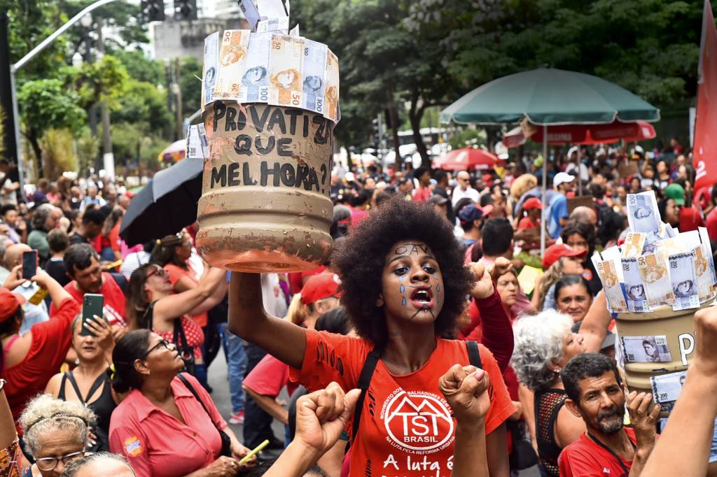 GettyImages-2147884089.jpg OPOSIÇÃO - Manifestação contra a venda: batalha ideológica