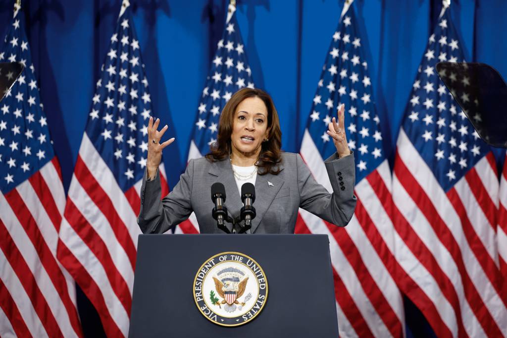 GettyImages-2159025463.jpg NA FILA - Kamala: ela aguarda uma decisão sobre se assume ou não a cabeça da chapa democrata