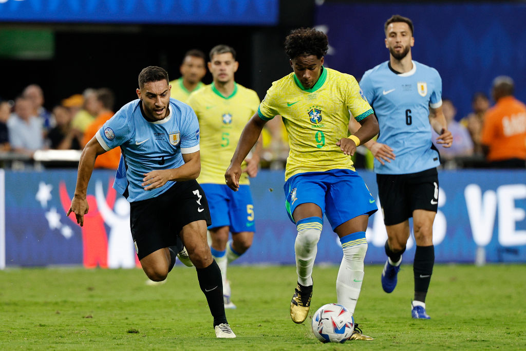 Endrick disputa bola em jogo contra o Uruguai pela Copa América, em Las Vegas