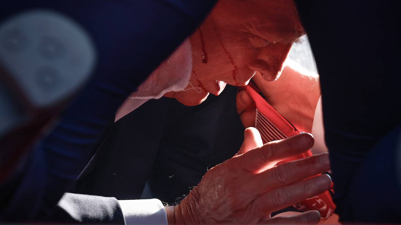 Donald Trump é atingido por tiro de raspão na orelha durante comício nos Estados Unidos